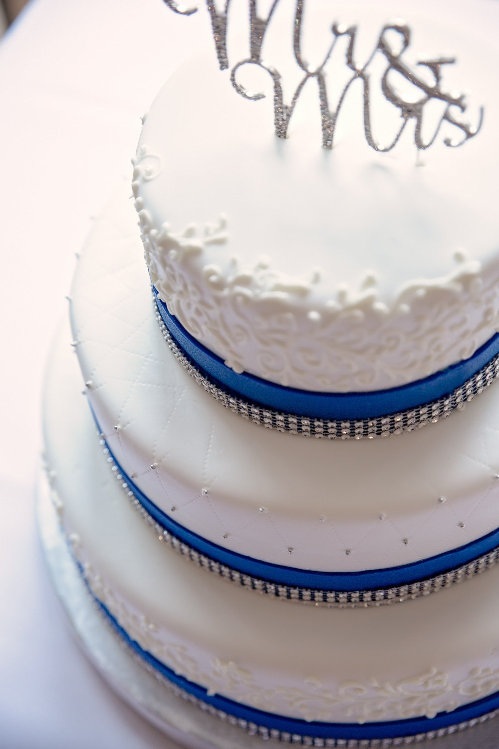 royal blue wedding cake Caledon Golf and Country Club toronto Wedding Photographer