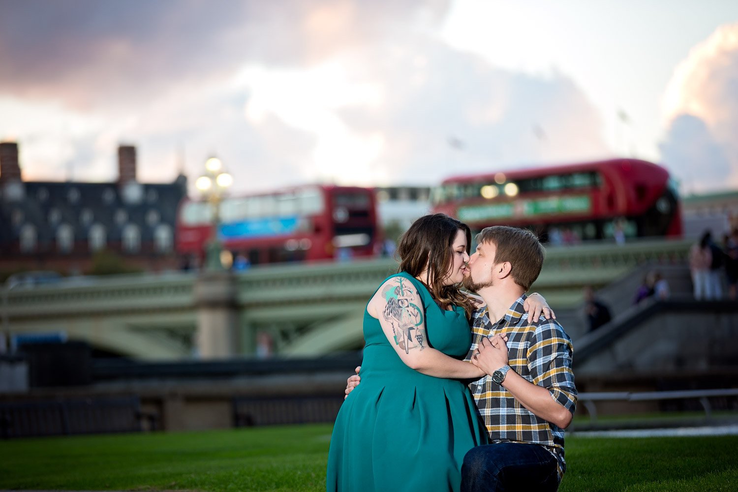 janice-peter-westminster-the-river-thames-london-engagement-12